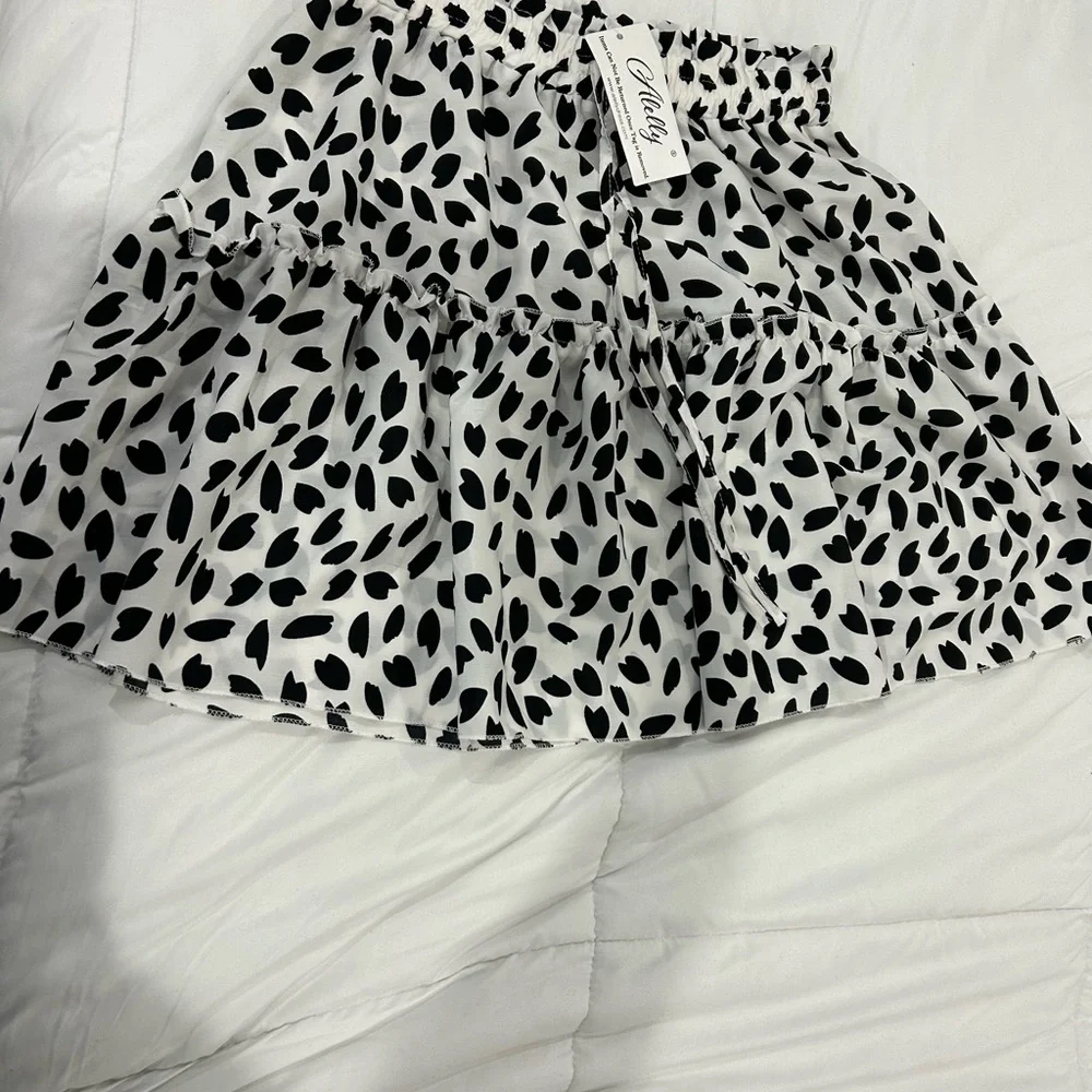 🔥PRICE🔥 ALELLY • White and Black 2 Tier Mini Skirt • M - Picture 5 of 8